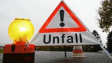 Symbolbild: Bei einem Unfall während eines Überholvorgangs sind am Mittwoch in Friedrichshafen drei Autos beschädigt worden.