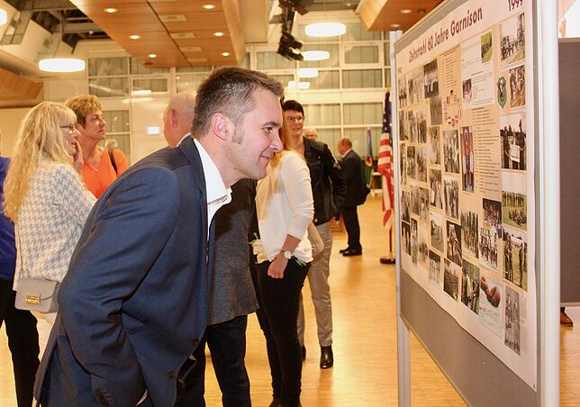 Claudius Hennig betrachtet in der Stadthalle die Ausstellung zu &bdquo;60 Jahre Garnison&ldquo;.