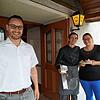 Nicht nur Bürgermeister Florian Zindeler (links) freut sich, dass im Bären weiterhin gekocht wird. Auch Marco Lopes Duque und seine Frau ...