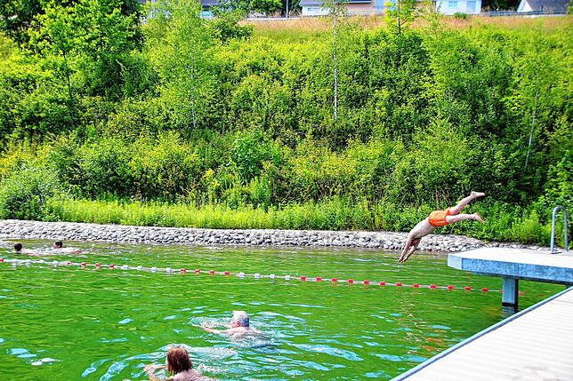 Nachdem er sich vergewissert hat, dass die drei Jungen sichere Schwimmer sind, springt auch Trainer Holger Kostenbader ins Wasser und ...