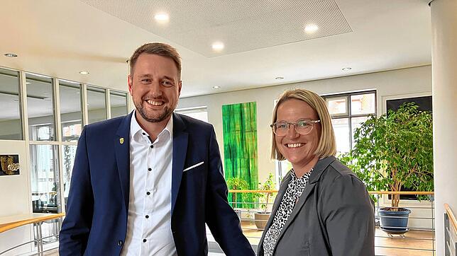 Susanne Bucher und Bürgermeiste Patrick Haas sind begeistert von der positiven Resonanz der Bürger für die Nachbarschaftshilfe in ...