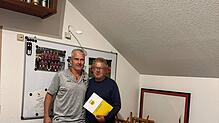 Der Ehrenamtsbeauftragte Thomas Gäng (rechts) gratuliert Michael Rothweiler zu einer besonderen Auszeichnung: Der 53-Jährige ist vom DFB ...