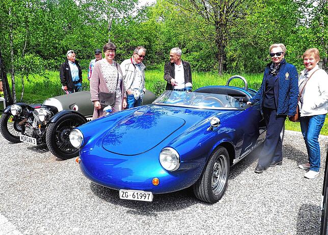 Verena Thomann (rechts mit Sonnenbrille) ist die stolze Besitzerin des Enzmann Spider 506, Baujahr 1961.