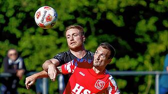 Der FC Königsfeld um Steffen Holzapfel (vorne), hier gegen Pfaffenweiler, ist gegen Neustadt gefordert. Foto: Joachim Klein (archiv)