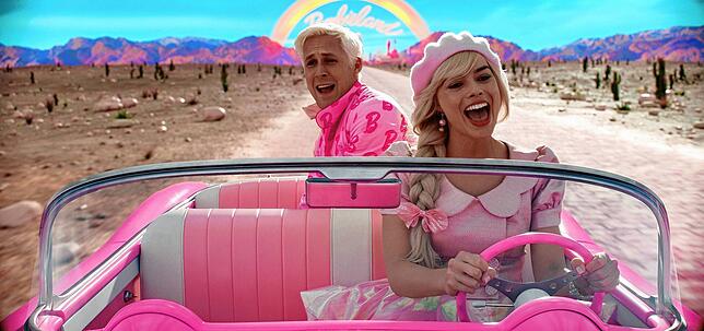 Ryan Gosling als Ken and Margot Robbie als Barbie in einer Szene der Films &bdquo;Barbie&ldquo;.