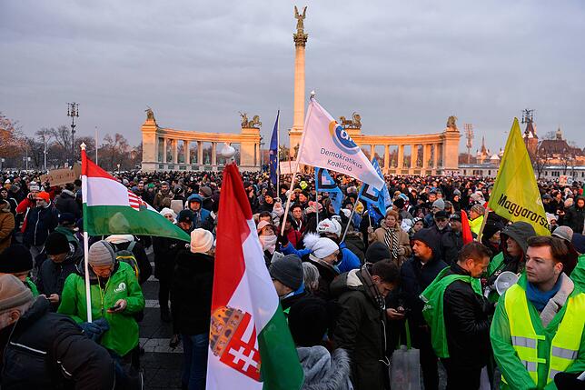 Tausende von Ungarn bei einem Protest gegen die neuen Arbeitsgesetze, die von der rechtskonservativen Regierung unter Leitung von Viktor ...