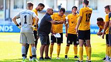Antonio Fiore Tapia, Trainer des FC Öhningen-Gaienhofen, schwört seine Spieler ein. Am Samstag empfängt die Höri-Mannschaft im ...
