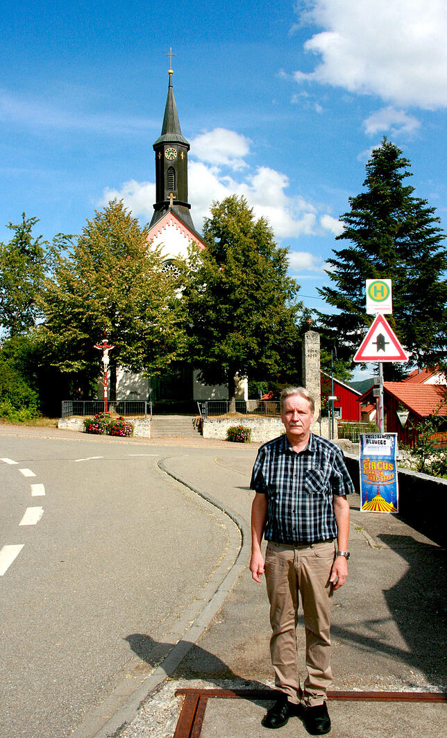 Ortsvorsteher Gerd Müller mit der Blumegger Kirche im Hintergrund.