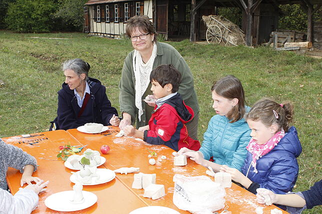 Museumsmitarbeiterin Ingrid Kümpflein betreut das Töpfern, eines der Angebote für die Kinder während der Kirbe im Freilichtmuseum von ...
