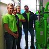 In der Biogasanlage Naturkraftwerk Espelweg kann man den Jenbacher-Motor bestaunen: (von links) Manuel Nägele (Fernwärme SBH), ...