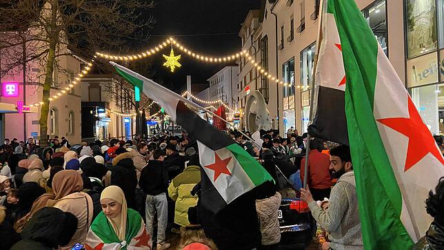 Mehr als 150 Menschen kommen in der Singener Fußgängerzone zusammen, um den Sturz des syrischen Machthabers Baschar al-Assad zu feiern.