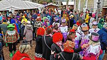 Fasnet in Immenstaad ist eine bunte Angelegenheit. Mittendrin unsere Autorin, allerdings hinter der Kamera.
