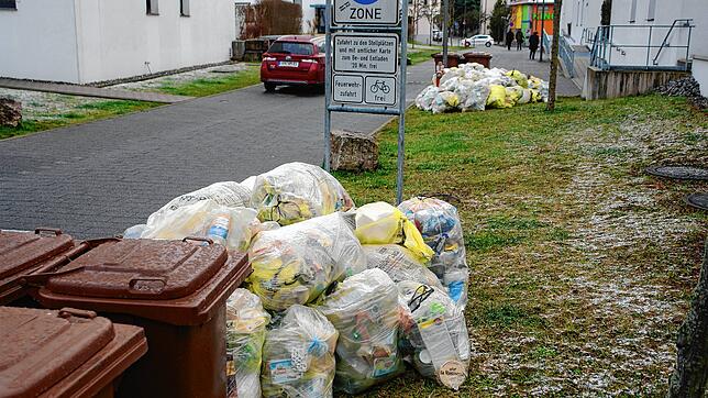 Auch ordentlich aufeinandergehäuft sind die Gelben Säcke kein schöner Anblick, insbesondere vor Wohnanlagen, wo sie sich zwangsläufig ...