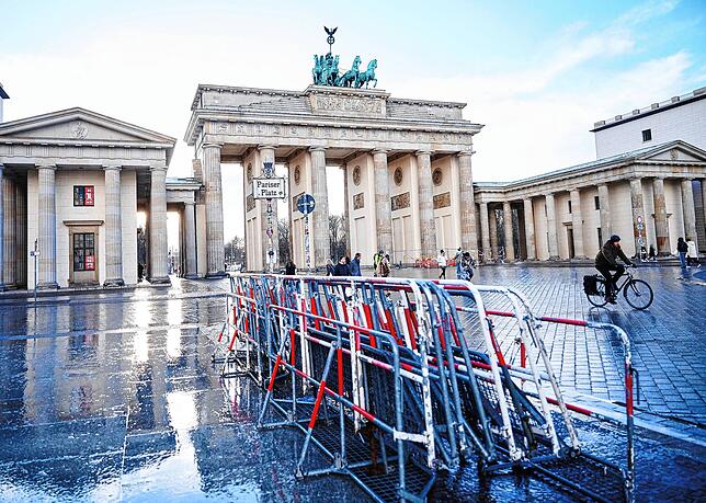 Absperrgitter stehen auf dem Pariser Platz vor dem Brandenburger Tor. Der britische König Charles III. und Queen Camilla werden hier am ...