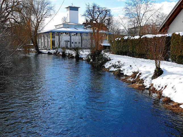 Ruhig gleitete die Aach vergangene Woche durch die Rielasinger Winterlandschaft.