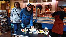 Kulinarische Kostproben: Bei Feinkost Sirin Akabe aus Wehr kann jeder probieren, das lässt sich dieses Paar aus Etzwihl nicht zwei Mal ...