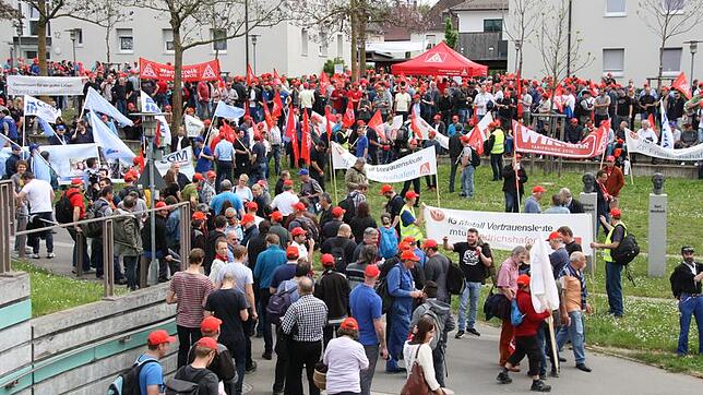 Zwischen 1000 und 1500 Arbeitnehmer – je nach Schätzung – beteiligten sich am Mittwoch am Warnstreik der IG Metall in Friedrichshafen.