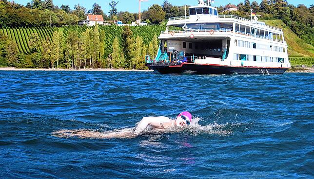 Marathon-Schwimmerin Sarah Thomas, die hier den Weg der Fähre zwischen Meersburg und Konstanz kreuzt, hat vermutlich als erster Mensch ...