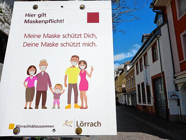 Schild, das auf die Maskenpflicht hinweist, in Lörrach.