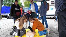 Anfassen erlaubt: Eine Mitarbeiterin des Deutschen Roten Kreuzes führt mit einem Jungen eine Herz-Lungen-Wiederbelebung vor. Foto: ...