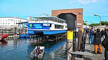 (Archivbild) Das erste vollelektrisch betriebene Schiff der Bodensee-Schiffsbetriebe (BSB) wird am 28. Juni von der Werft ins ...
