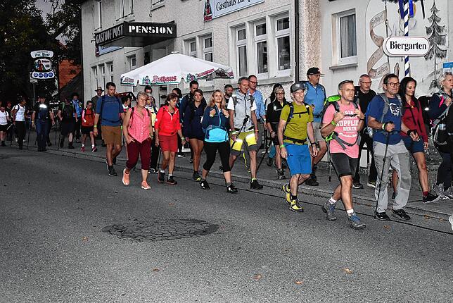 80 Personen machten sich um 7 Uhr auf den langen Weg durch alle Ortsteile, 71 erreichten teilweise müde und erschöpft das Ziel.