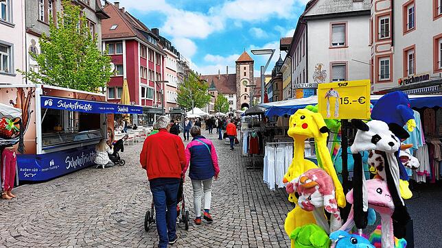 Ob Plüschkostüme oder Trockenfrüchte – das Angebot auf dem Frühjahrsmarkt in der Villinger Innenstadt ist vielfältig.