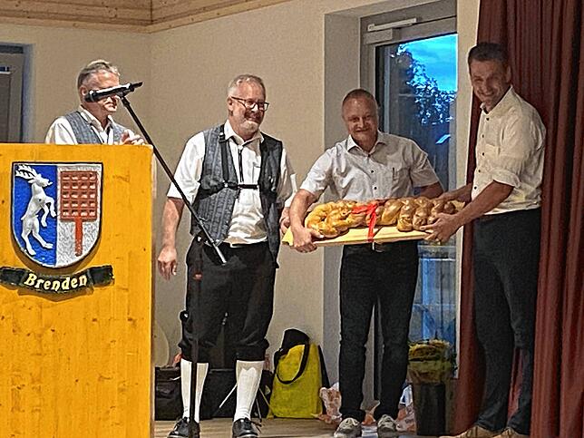 Einen großen Hefezopf überreichte der Archtiket bei der Einweihungsfeier der Dorfhalle in Brenden. Von links: Werner Isele, ...