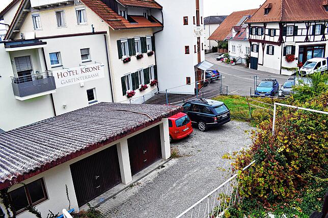 Blick vom Balkon nach draußen: Dort wo derzeit noch Garagen und Parkplätze zu sehen sind, wird in den kommenden Jahren ein neues Haus ...