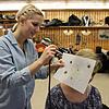 Das Schmink-Team übt für das neue Face Design, das mit dem Airbrush-Verfahren aufgetragen wird. Von links: Jana Hübschle und Eva Maria ...