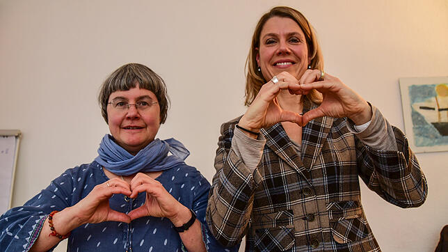 Die Hände zu einem Herz geformt, so bedanken sich Brigitte Güntter (links) und Astrid Sterzel von Refugio für die große Spendenwelle.