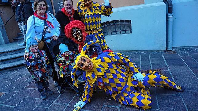 Bild : Bilder vom Hochrhein-Narrentreffen der Narro-Zunft Waldshut: tolles Wetter und Musik