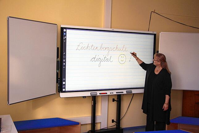 Oktober 2022: Mirjam Boonekamp vor einer digitalen Tafel der Lichtenbergschule.