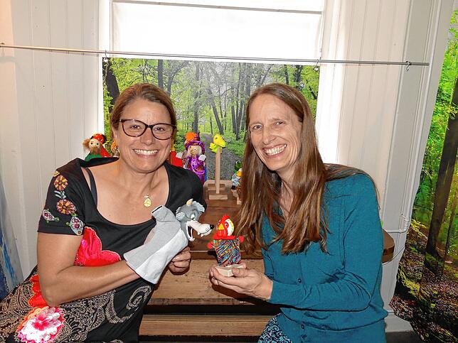 Mit der Märchen-Sonderausstellung im Museum Sprachpanorama entführen die beiden Kuratorinnen Florence Aggeler und Judith Wieser (von ...