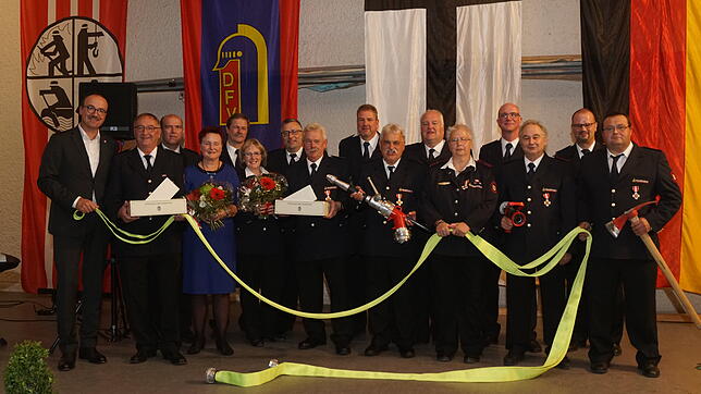Im Zuge des Jahresabends der Feuerwehr wurden für ihren langjährigen Einsatz zahlreiche Kameraden von Kreisbrandmeister Carsten Sorg ...
