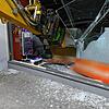 Krasser Anblick: Die Schaufel des Baggers hängt im November Schaufenster des Elektrogeschäfts.