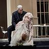 Wer da wohl unter dem Schleier steckt? Auf Don Pasquale (Enzo Capuano) wartet eine böse Überraschung. Die vermeintlich schüchterne Braut ...