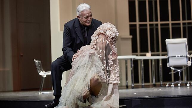 Wer da wohl unter dem Schleier steckt? Auf Don Pasquale (Enzo Capuano) wartet eine böse Überraschung. Die vermeintlich schüchterne Braut ...