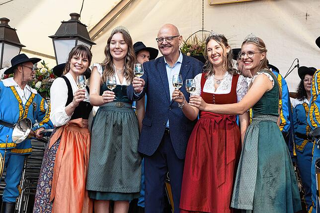 Ein Hoch auf die neue Bodensee-Weinprinzessin: (von links) die scheidende Bodensee-Weinprinzessin Lena Frank, Badische Weinprinzessin ...