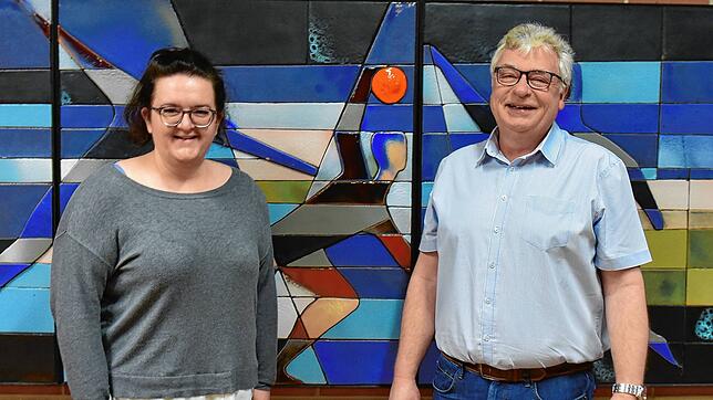 Sie wissen genau, worauf es bei der Sanierung der Seebodenhalle ankommt: Stadtbauamtsleiterin Ramona Meyer und Klimaschutzmanager Sven ...