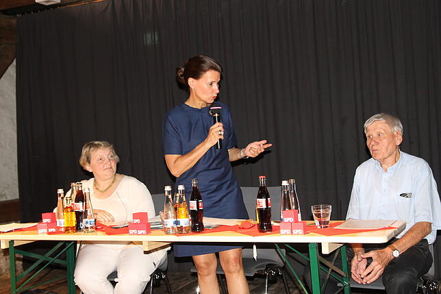 Deutschland ein Sozialstaat? Die Gesprächsrunde in der Stadtscheuer führten die Bundestagsabgeordneten Katja Mast und Rita ...