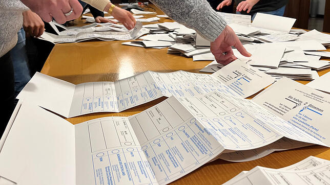 Bis 18 Uhr konnten Wähler am Sonntag ihre Stimmen abgeben, dann begann in den Wahllokalen die Auszählung.
