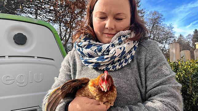 Tanja Ganschow und Zwerghennen-Mix Sophie. &bdquo;Jedes Huhn hat seinen eigenen Charakter&ldquo;, schwärmt die Villingerin.