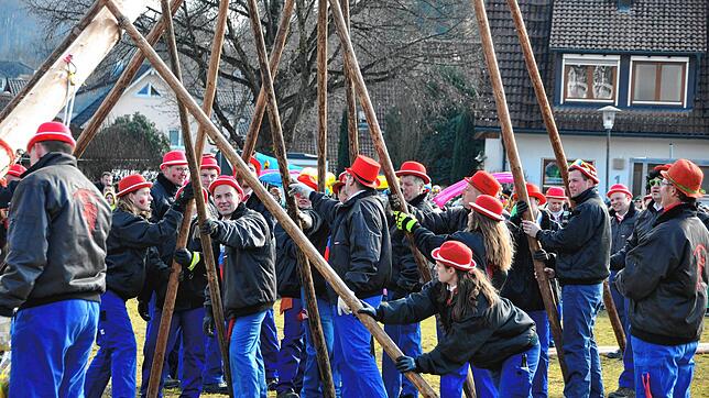Bild : Narrenbaum in Leimbach – Umzug mit Tradition und Rast