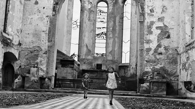 Was wohl aus ihnen geworden ist? Zwei Mädchen spielen im September 1945 in der ausgebrannten Häfler St.&nbsp;Nikolaus-Kirche.