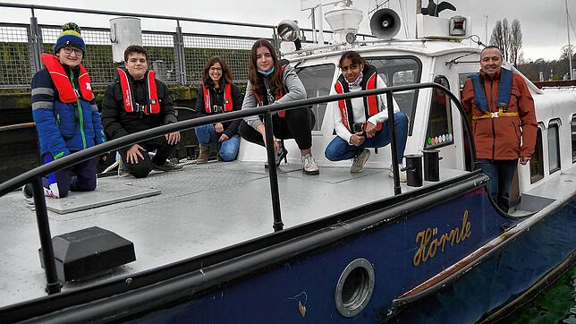 Die vier Matrosen Philippos, Daniele, Jana und Hend (von links) sowie Schulleiterin Nicole Friedrichs (Dritte von links) und ...