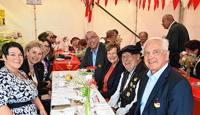 Tanja Fritz, die Erste Beigeordnete Petra Dorfmeister (linke Seite, von links) sowie (rechte Seite, von links) Peter Kaiser, Christa ...