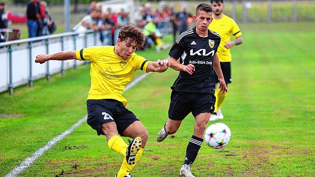 Für Nicolas Grieger vom FC Öhningen-Gaienhofen (links), hier in der Partie gegen den SV Mühlhausen (Manuel Kempter), geht es am ...