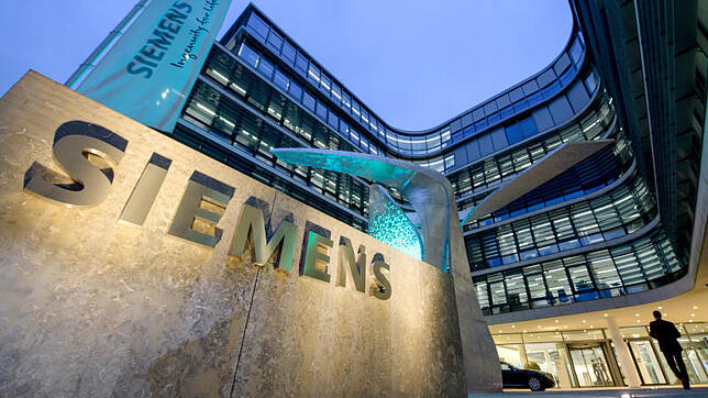 ARCHIV – Die Skulptur "The Wings" des Star-Architekten Daniel Libeskind ist am 18.12.2017 vor der Zentrale der Siemens AG in München zu ...