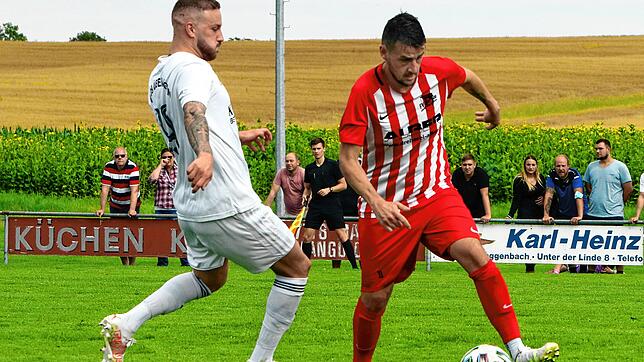 André Kohli (links, hier im Duell mit Fabian Osswald vom FV Walberstweiler-Rengetsweiler) verlässt den FC 09 Überlingen.